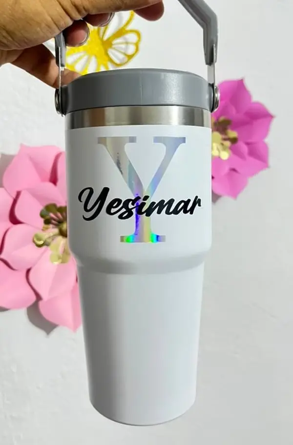 Tumbler blanco Yesimar — pieza personalizada de Detallitos Creativos.