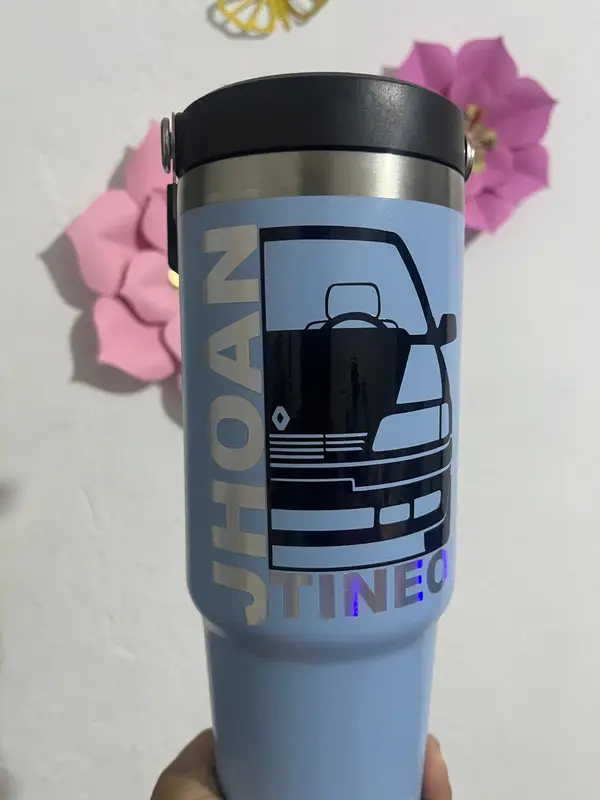 Tumbler azul con camión — pieza personalizada de Detallitos Creativos.