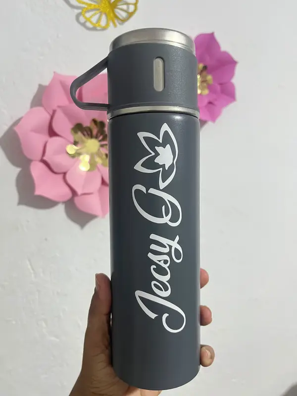 Termo negro con caligrafía — pieza personalizada de Detallitos Creativos.