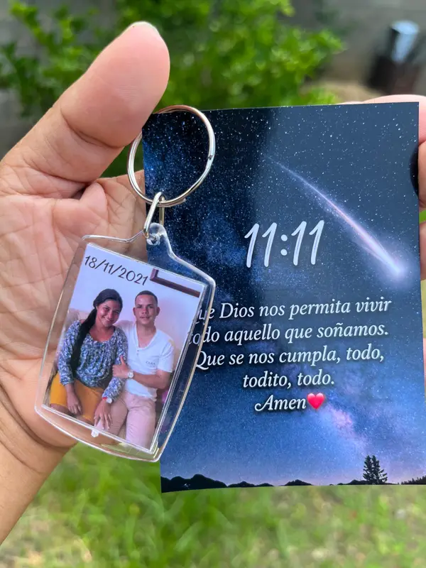Llavero con foto y 11:11 — pieza personalizada de Detallitos Creativos.