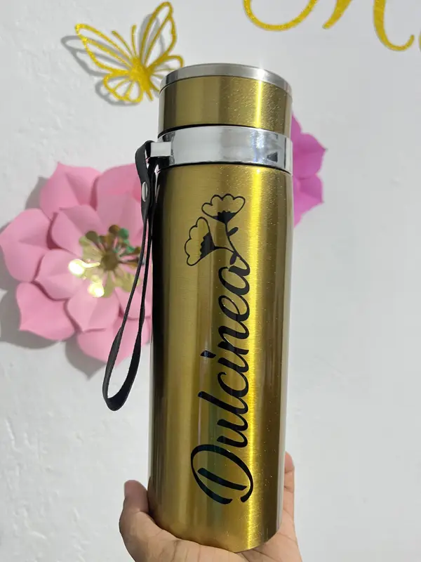 Termo dorado Michell — pieza personalizada de Detallitos Creativos.