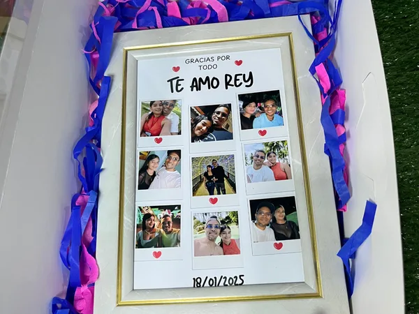 Portarretrato con collage de fotos familiares y la frase TE AMO Rey, presentado en una caja de regalo.