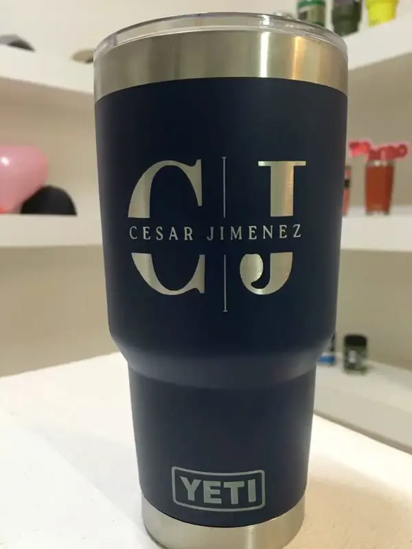 Tumbler corporativo CJ Jiménez — pieza personalizada de Detallitos Creativos.