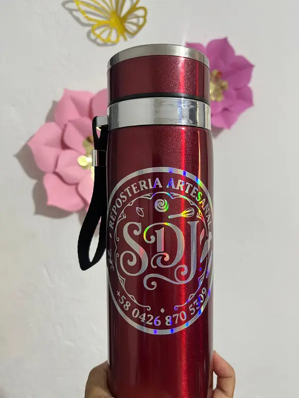 Termo rojo con logo — pieza personalizada de Detallitos Creativos.