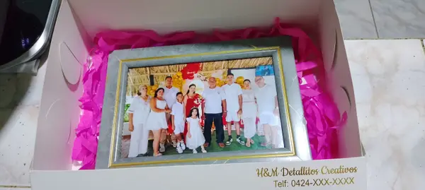 Portarretrato familiar en caja — pieza personalizada de Detallitos Creativos.