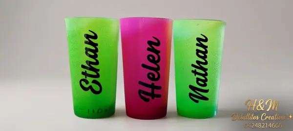 Trío de tumblers neón — pieza personalizada de Detallitos Creativos.