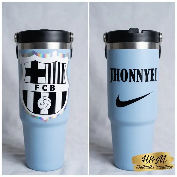 Tumblers azules con logos — pieza personalizada de Detallitos Creativos.