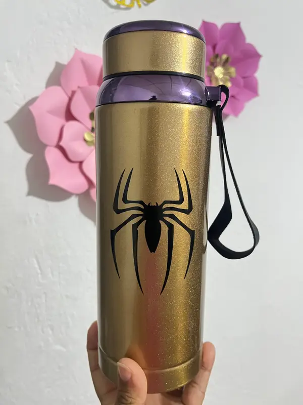 Termo dorado con araña — pieza personalizada de Detallitos Creativos.