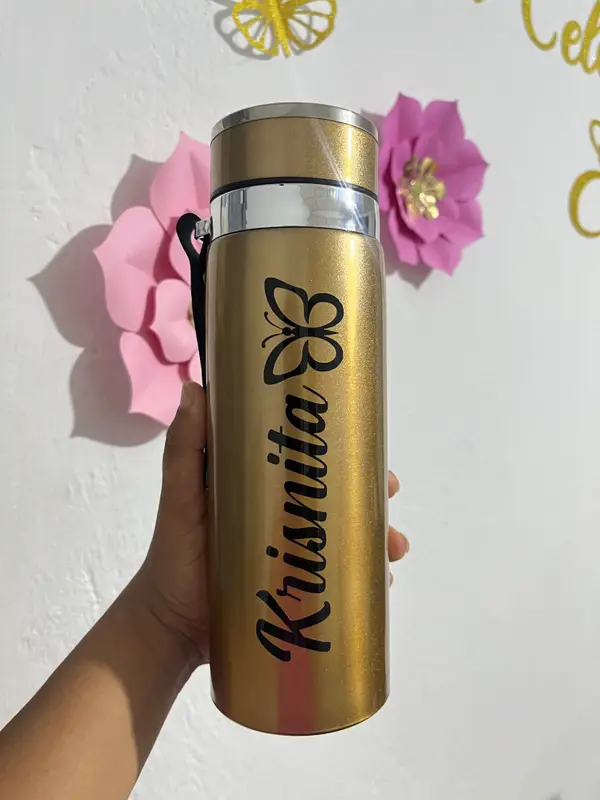 Termo dorado Kristina BB — pieza personalizada de Detallitos Creativos.