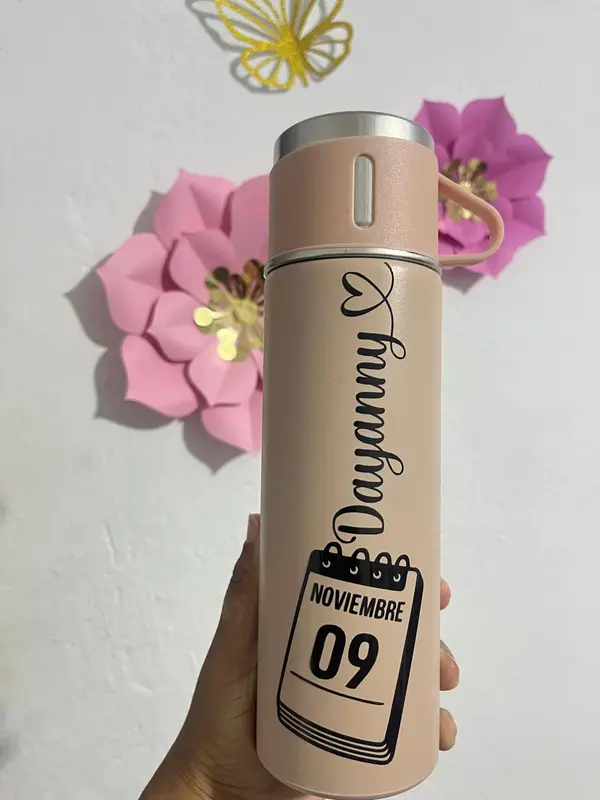 Termo beige Dayanny — pieza personalizada de Detallitos Creativos.