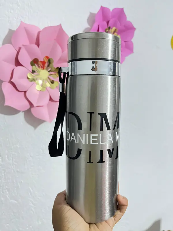 Termo plateado Daniela — pieza personalizada de Detallitos Creativos.