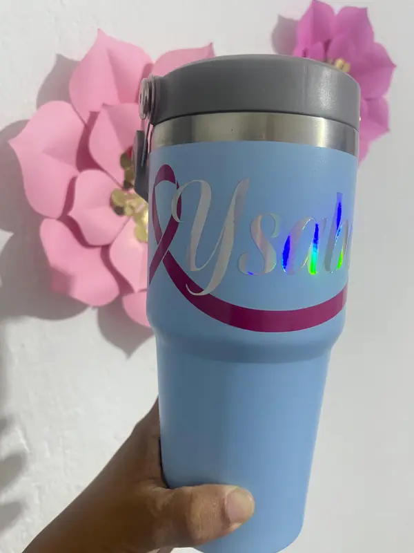 Tumbler azul Ysabel — pieza personalizada de Detallitos Creativos.