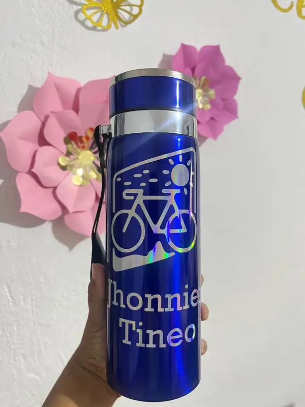 Tumbler azul Jhonnier Tineo — pieza personalizada de Detallitos Creativos.