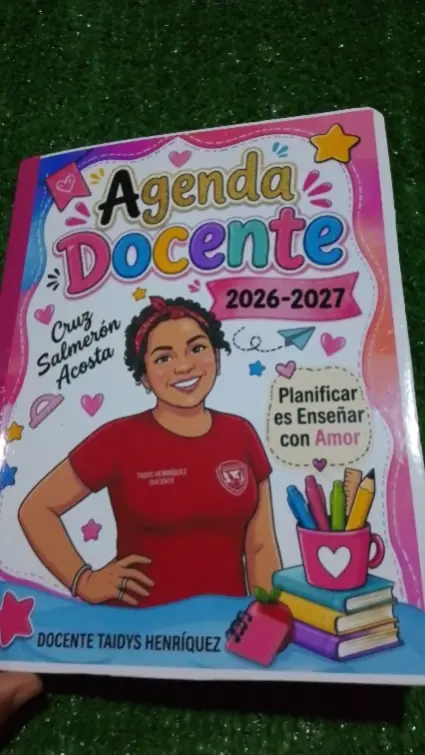 Agenda docente 2026-2027 — pieza personalizada de Detallitos Creativos.